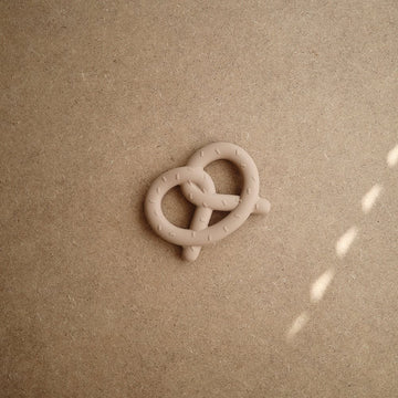 MORDEDOR SILICONA PRETZEL NATURAL 10x7.5x1.5 CM