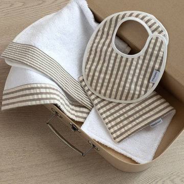 BABERO REDONDO CON VELCRO DERBY BEIGE 16x19x1 CM
